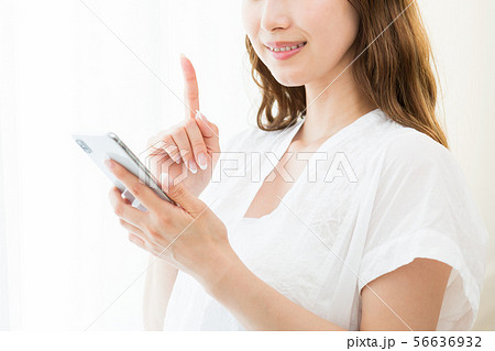 若い女性(スマホ 若い女性(スマホ 56636932