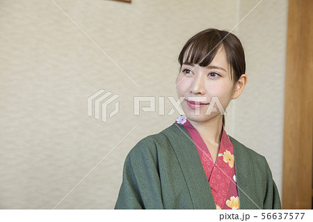 温泉旅館でのんびりする女性の写真素材