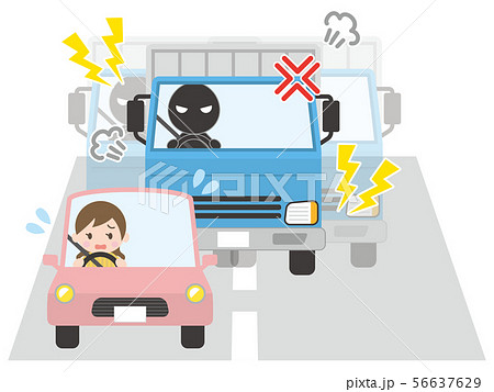 トラックにあおり運転される乗用車の女性 トラックにあおり運転される乗用車の女性 56637629