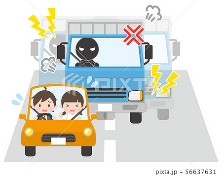 トラックにあおり運転される乗用車の男女 トラックにあおり運転される乗用車の男女 56637631