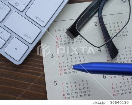 ビジネスイメージ・カレンダー・キーボード・メガネ 56640150