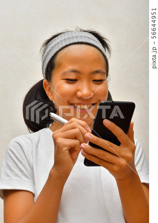 スマートフォンを操作する女の子(タッチペン) スマートフォンを操作する女の子(タッチペン) 56644951