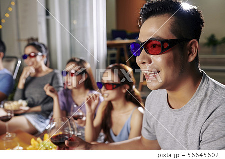 Man watching movie with friends 56645602