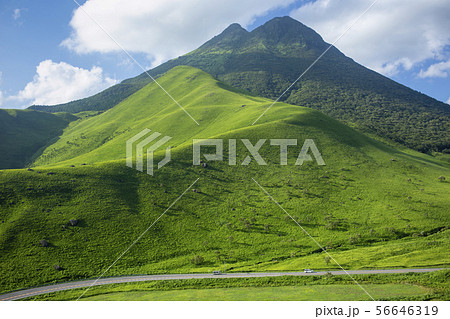 新緑の由布岳と雲 56646319