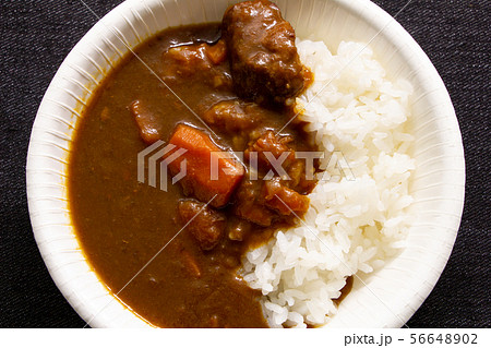 紙皿に盛り付けられたビーフカレーライス の写真素材