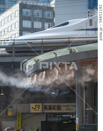 日本の東京都市景観 有楽町駅前に設置されたミストシャワー 日本の東京都市景観 有楽町駅前に設置されたミストシャワー 56652192