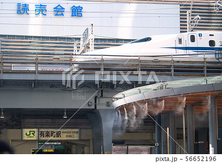 日本の東京都市景観 有楽町駅前に設置されたミストシャワー 日本の東京都市景観 有楽町駅前に設置されたミストシャワー 56652196