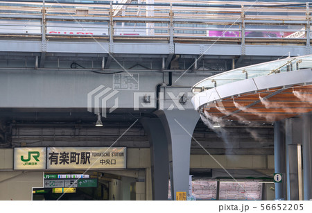 日本の東京都市景観　有楽町駅前に設置されたミストシャワー 56652205