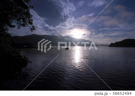 夜明けの桧原湖 56652494