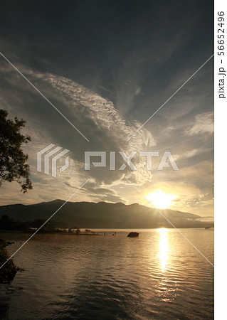 夜明けの桧原湖 56652496