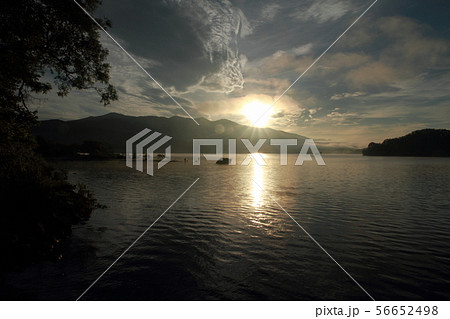 夜明けの桧原湖 56652498