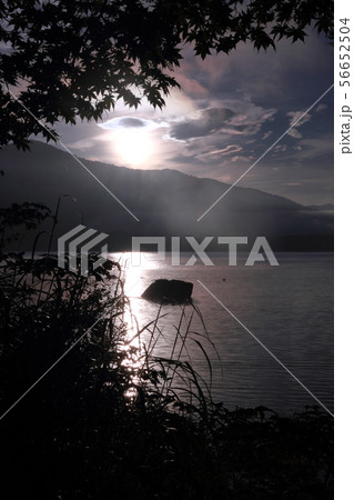 夜明けの桧原湖 56652504
