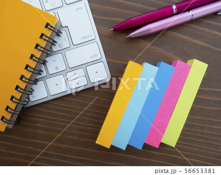 ビジネスイメージ・手帳・キーボード・女性 56653381