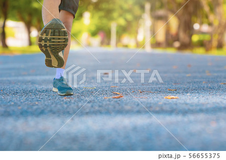 run jogging exercise uplift leg  56655375