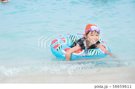 海で遊ぶ女の子 56659611