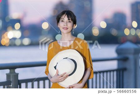 東京 トワイライトの女性 夏 東京 トワイライトの女性 夏 56660556