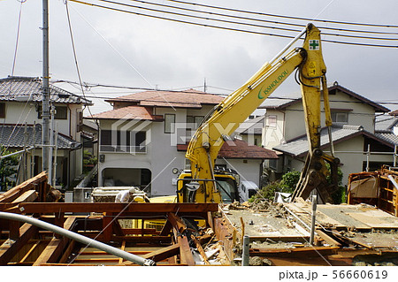 解体工事 建て替え 木造住宅 重機 分別収集 解体工事 建て替え 木造住宅 重機 分別収集 56660619
