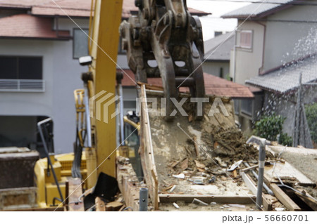 解体工事 建て替え 木造住宅 重機 分別収集 解体工事 建て替え 木造住宅 重機 分別収集 56660701