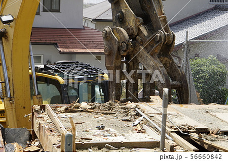 解体工事　建て替え　木造住宅　重機　分別収集 56660842