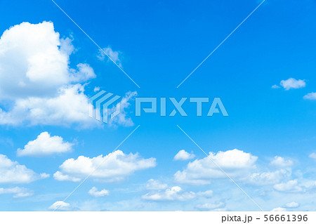 梅雨時期の晴れ間　空　雲　コピースペース　積雲　初夏の空　広いコピースペース 56661396