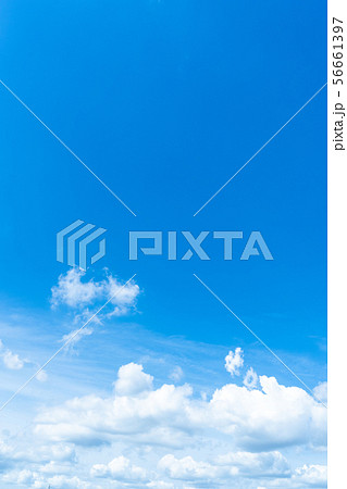 梅雨時期の晴れ間　空　雲　コピースペース　積雲　初夏の空　広いコピースペース 56661397
