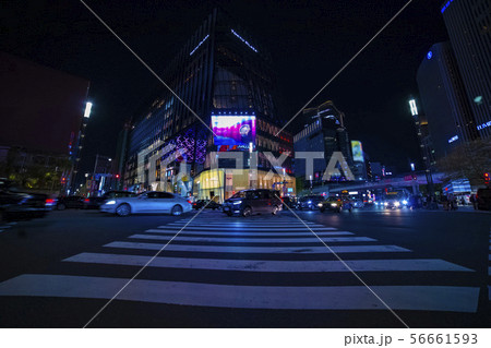 都会 ネオン街 繁華街 東京 銀座 夜景 数寄屋橋交差点 ワイドの写真素材