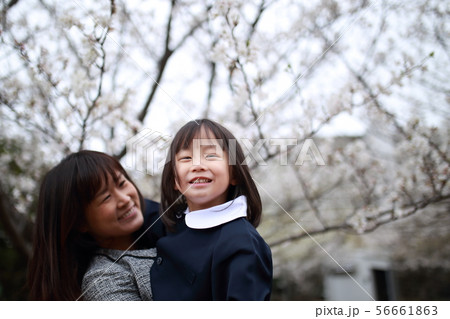 ファミリー (お花見 桜 サクラ さくら 抱っこ 家族 ママ 娘 母親 女性 コピースペース 親子) 56661863