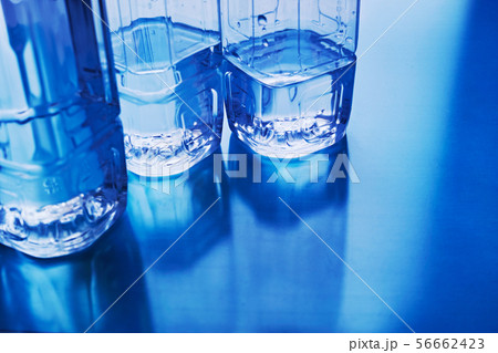 ペットボトルに入った水 56662423
