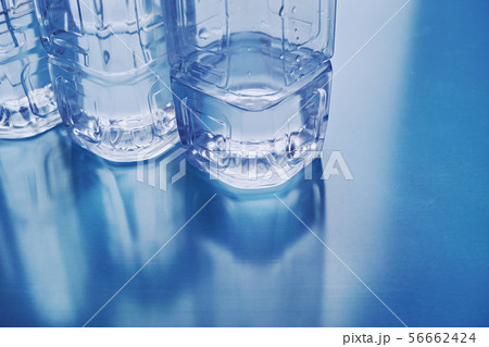 ペットボトルに入った水 56662424