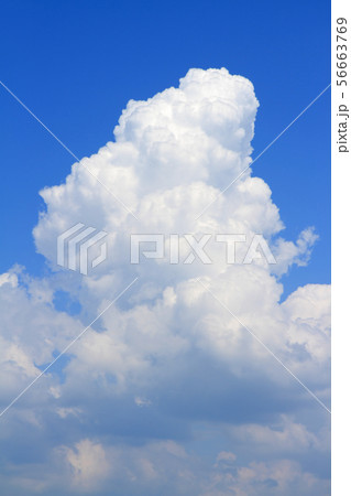 夏の大空　巨大な入道雲 56663769