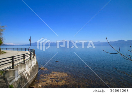 春の猪苗代湖と磐梯山（郡山市・湖南町） 56665063