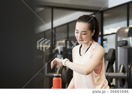フィットネス　若い女性 56665686