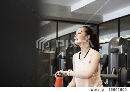 フィットネス　若い女性 56665690