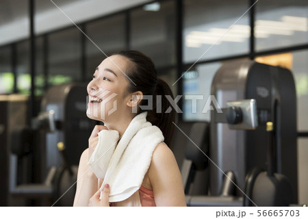 フィットネス　若い女性 56665703