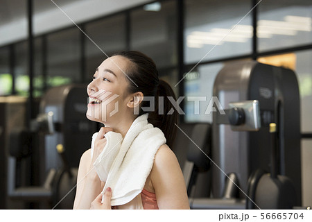 フィットネス　若い女性 56665704