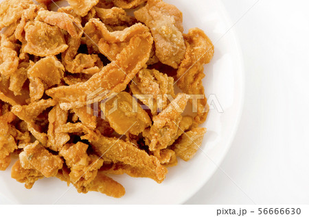 鶏皮のカリカリ揚げ 56666630