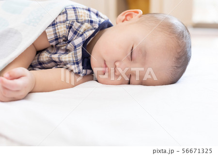 赤ちゃん　お昼寝 56671325