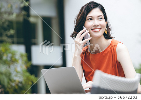 ノマド 若い女性 56672203