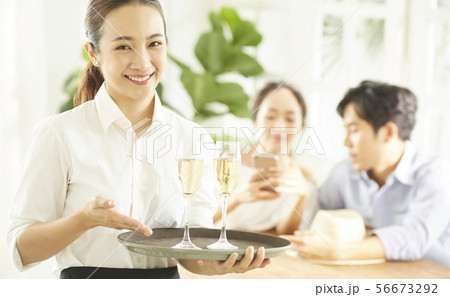 女性　店員 56673292