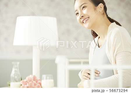 女性　妊娠 56673294