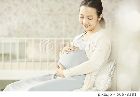 女性　妊娠 56673381