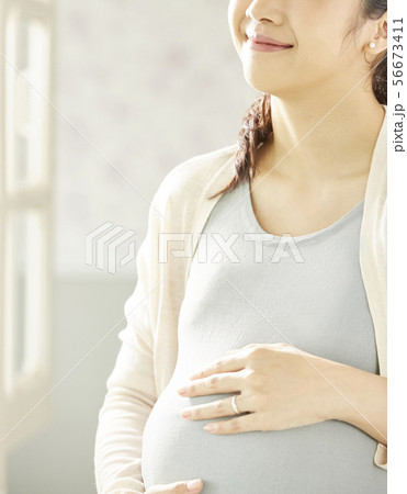女性　妊娠 56673411