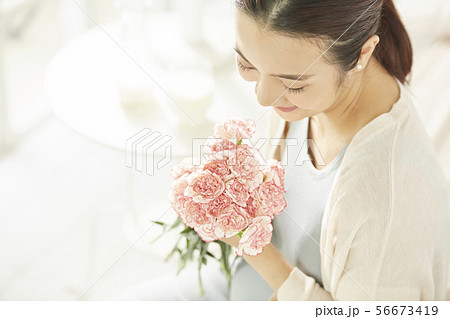 女性　妊娠 56673419