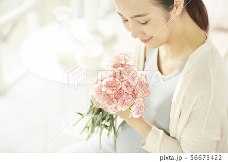 女性　妊娠 56673422