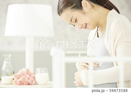 女性　妊娠 56673586