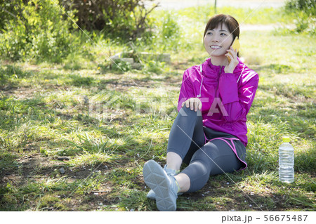 ランニング　休憩　女性　木陰 56675487