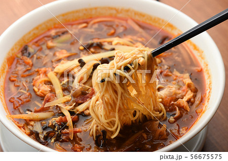 酸辣湯麺 中華料理 酸辣湯麺 中華料理 56675575