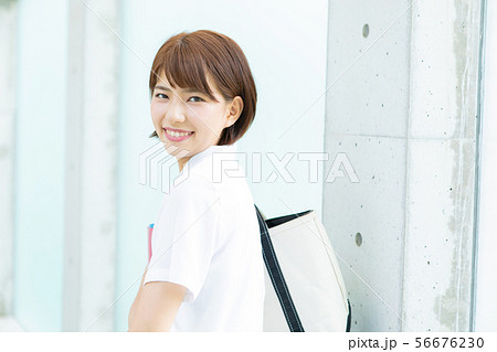 笑顔の大学生 56676230