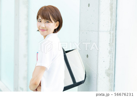笑顔の大学生 56676231