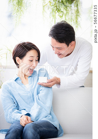 プレゼント 渡す サプライズ カップル 夫婦 プレゼント 渡す サプライズ カップル 夫婦 56677335